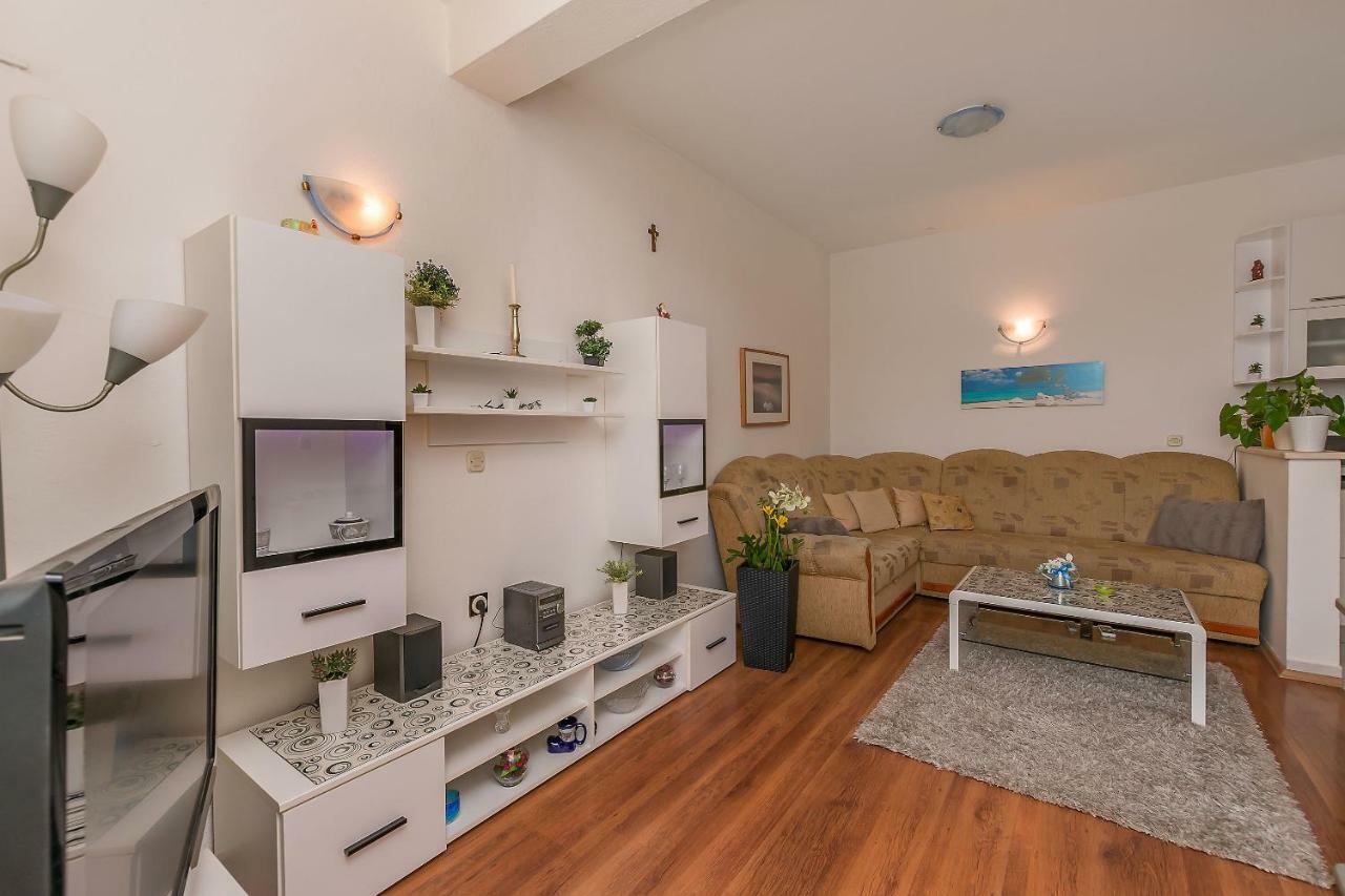 Apartments Zdenka 奥米什 外观 照片